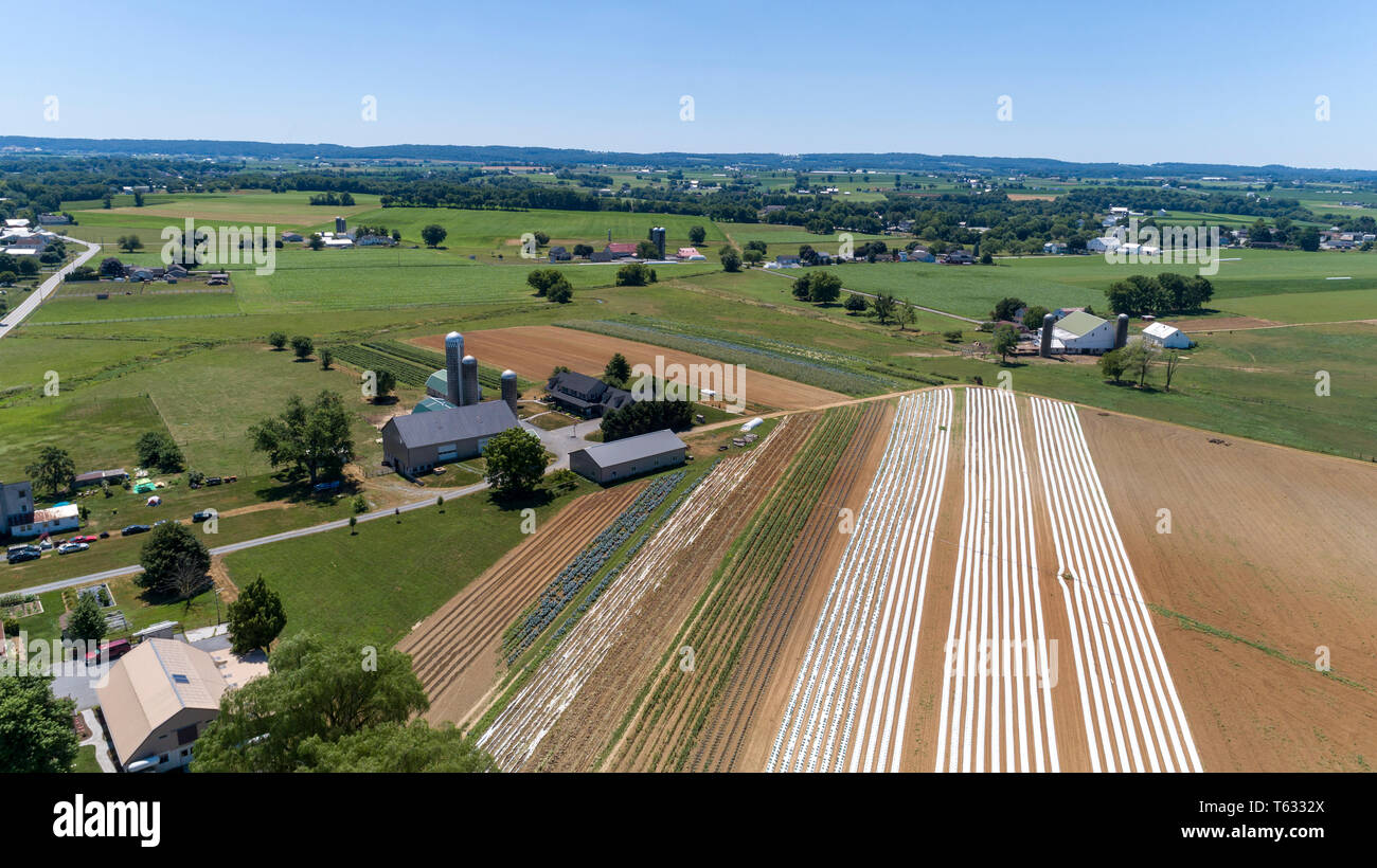 Luftaufnahme von Amish Farm Land und Landschaft an einem sonnigen Tag Stockfoto