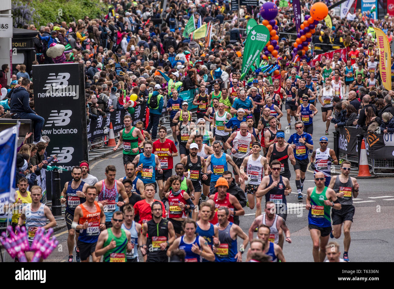 2019 Virgin Money London Marathon, über 40.000 Läufer nahmen an den Marathon in London an diesem Wochenende ab Greenwich Fertigung auf Pall Mall. Stockfoto