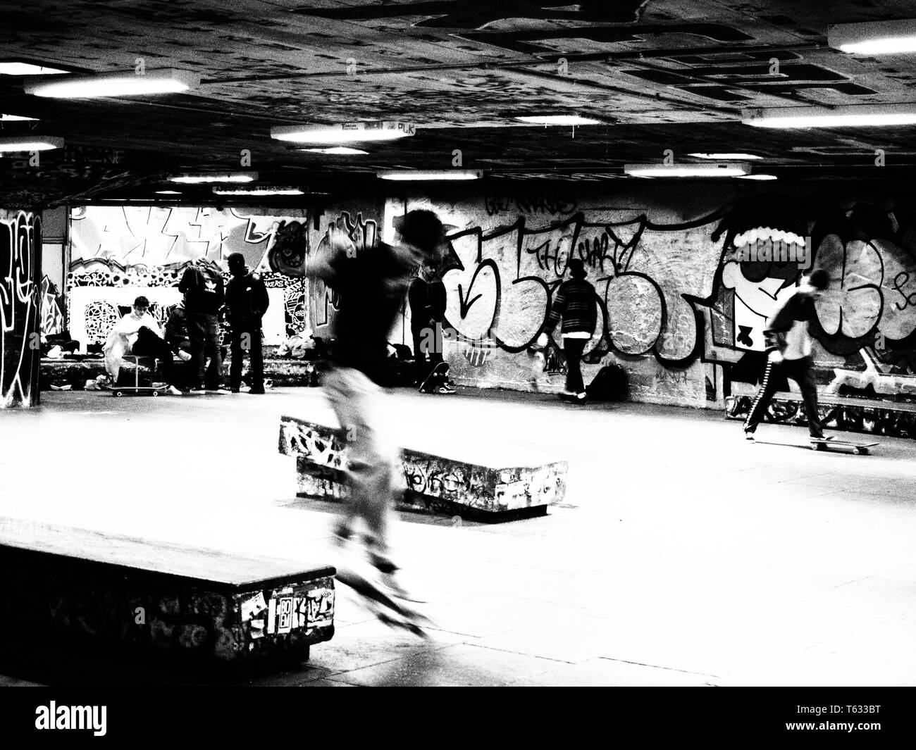 Schwarz-weiß Bild von Skateboraders an der Southbank Stockfoto