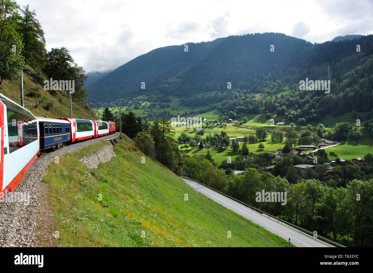 Die Alpentransversale im Glacier Express führt durch das UNESCO-Weltkulturerbe und viele bahnbrechende Viadukte. Über die Schweizer Alpen in der glacie Stockfoto