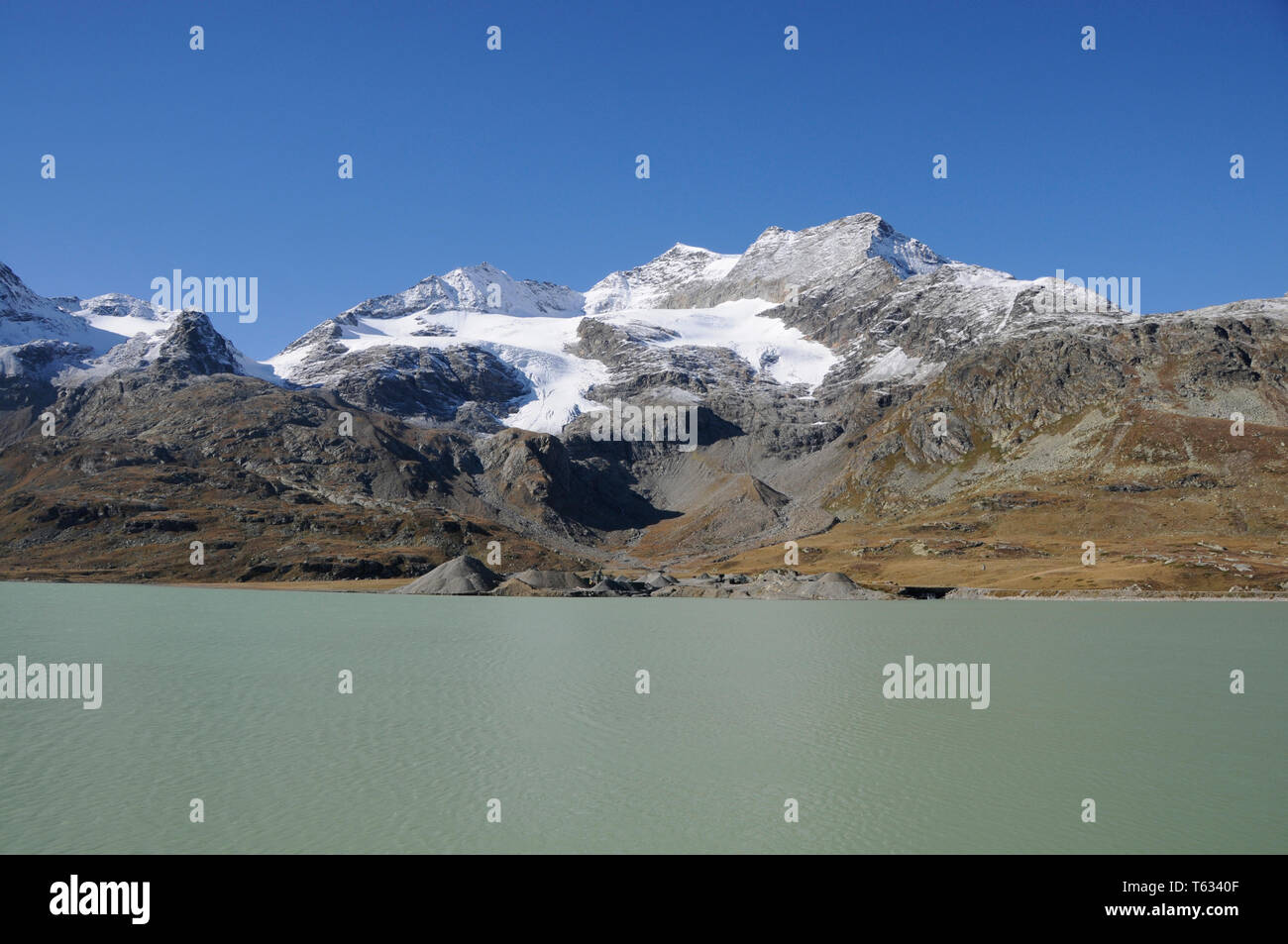 Als touristische Attraktion: Trekking in den Schweizer Alpen auf der Bernina Hospitz bis zum Gletscher See 'Lago Bianco". Stockfoto