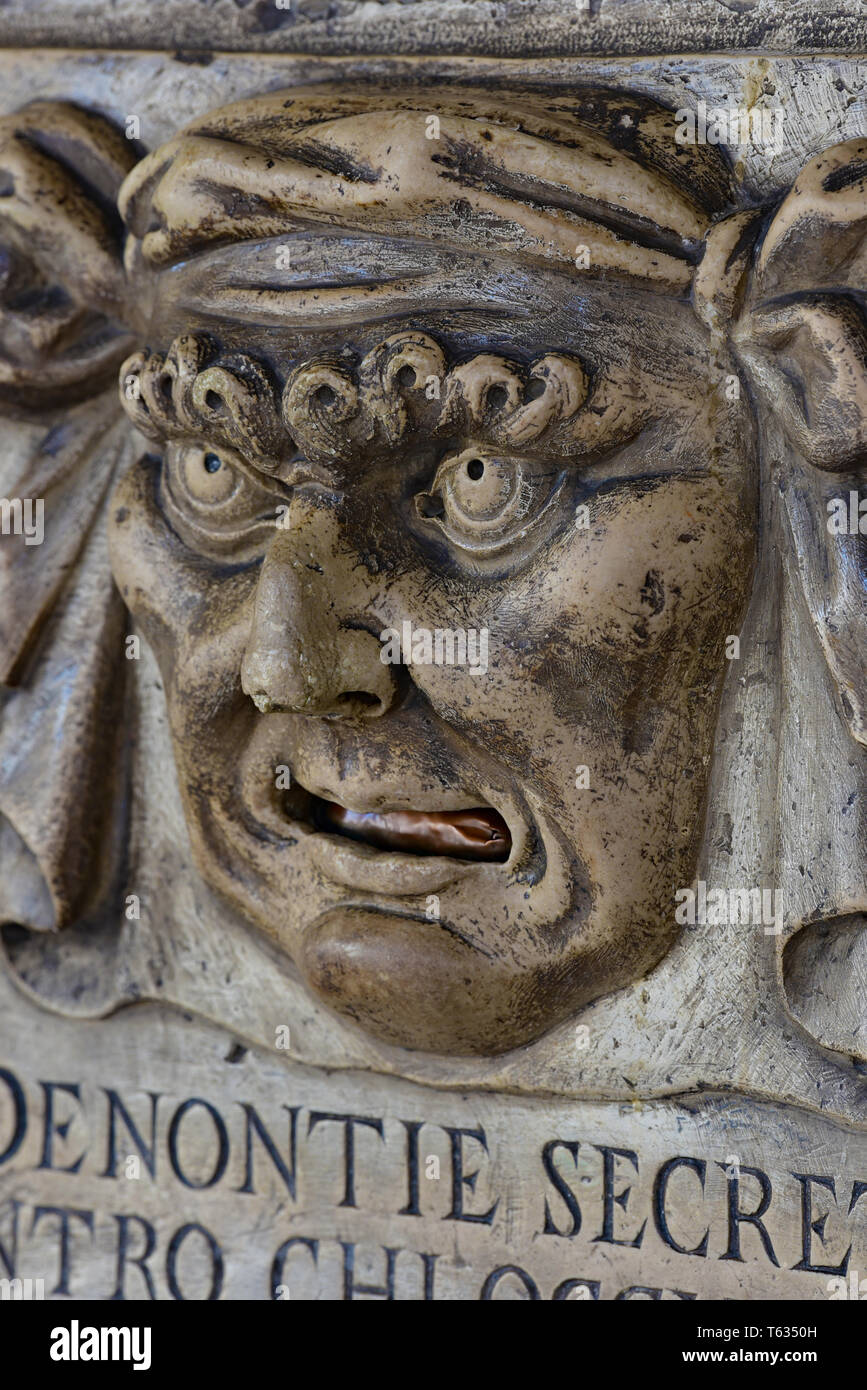 Die "Boca di Leone" (Lion's Mund), eine geheime anonymer Briefkasten von Venezianern für verurteilen Steuerhinterzieher verwendet, Doge's Palace, Venedig, Italien, Europa. Stockfoto