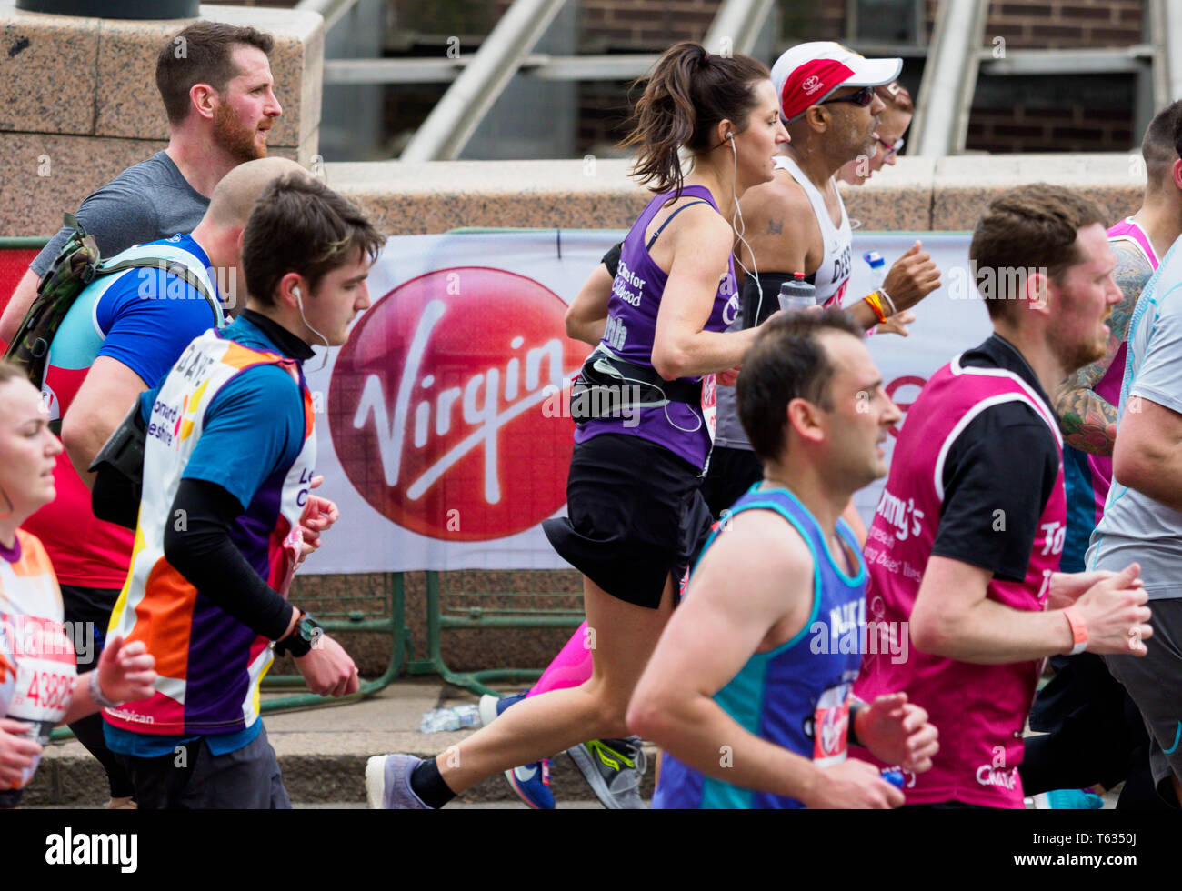 28. April 2019. London Marathon 2019 Läufer Isle of Dogs Stockfoto