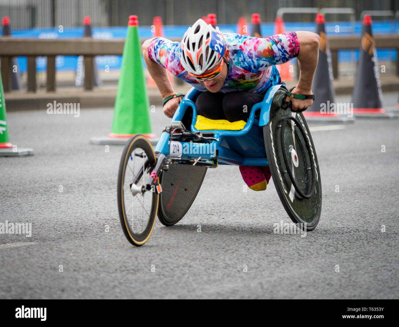 28. April 2019. London Marathon 2019 Am 19 Meile Markierung Isle of Dogs. Rollstuhl Wettbewerber Stockfoto