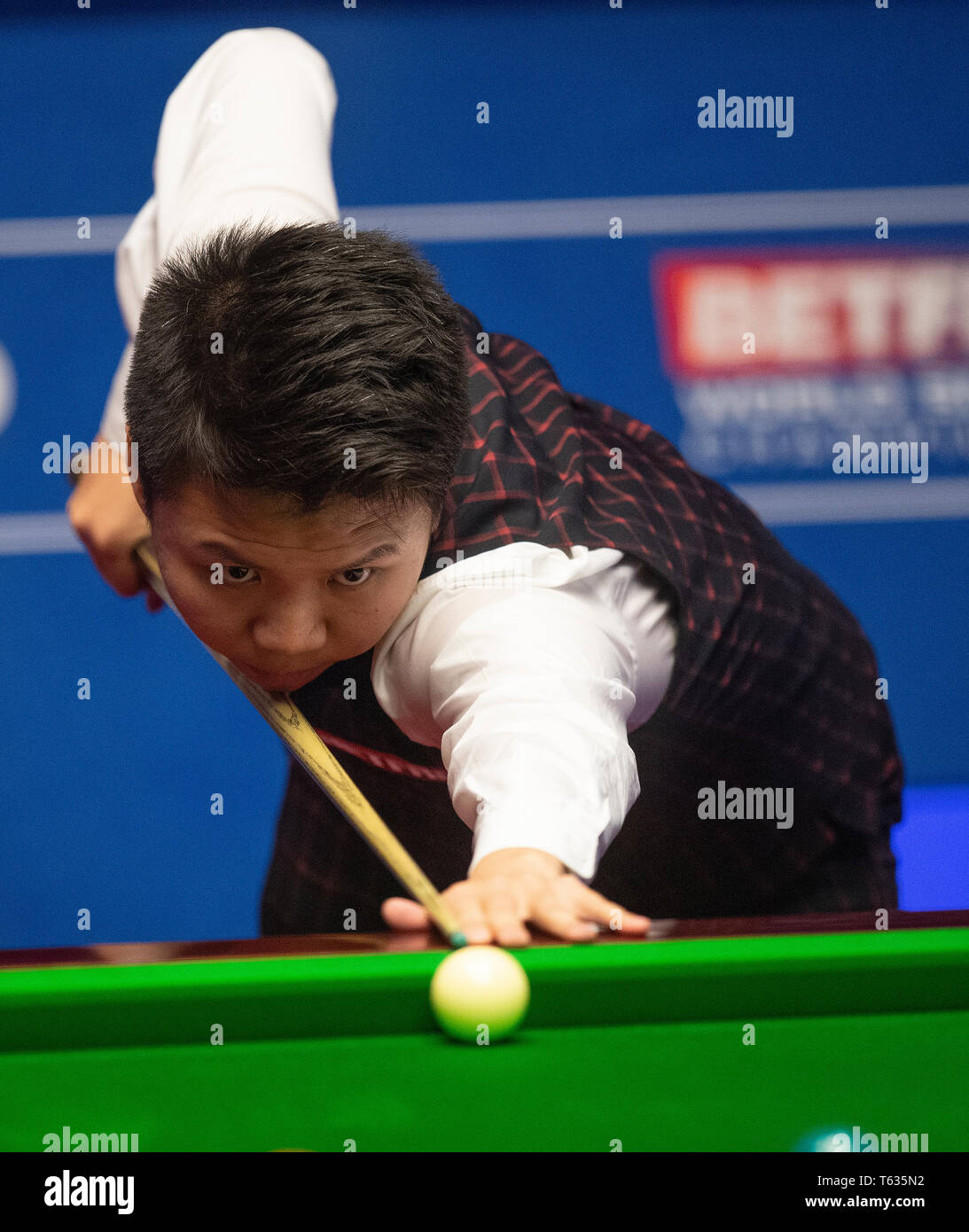 Zhou Yuelong bei Tag neun Der2019 Betfred Weltmeisterschaft an den Tiegel, Sheffield. Stockfoto