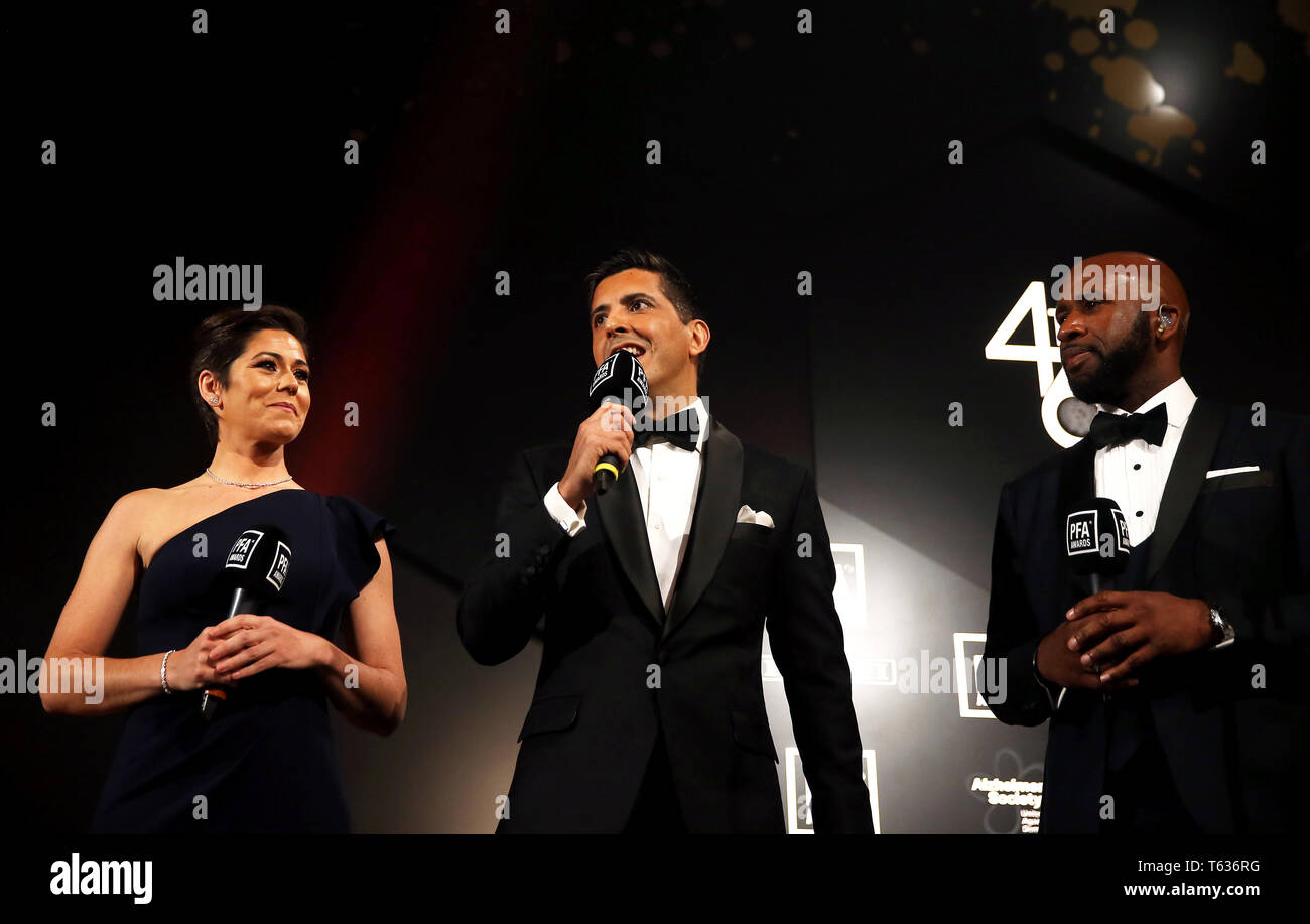 Hosts Eilidh Barbour (links), Manish Bhasin, und DJ Spoony (rechts) während der 2019 PFA Auszeichnungen im Grosvenor House Hotel, London. Stockfoto