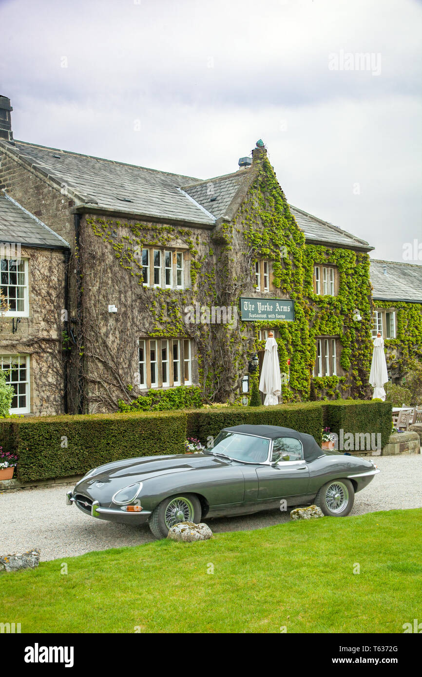 1966 classic Jaguar E-type Auto außerhalb eines englischen Country Hotel in Nidderdale in den Yorkshire Dales England UK geparkt Stockfoto
