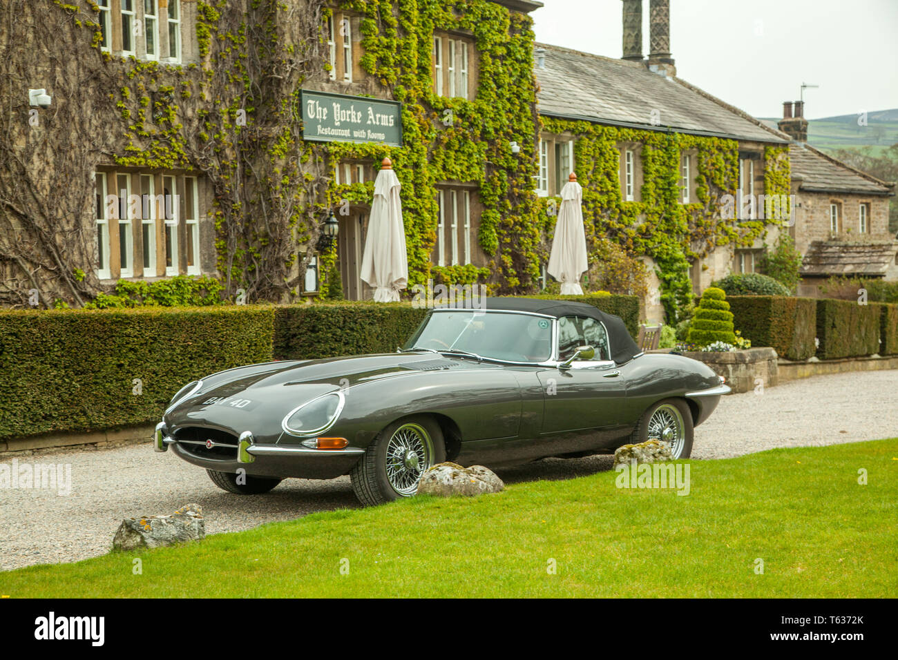 1966 classic Jaguar E-type Auto außerhalb eines englischen Country Hotel in Nidderdale in den Yorkshire Dales England UK geparkt Stockfoto