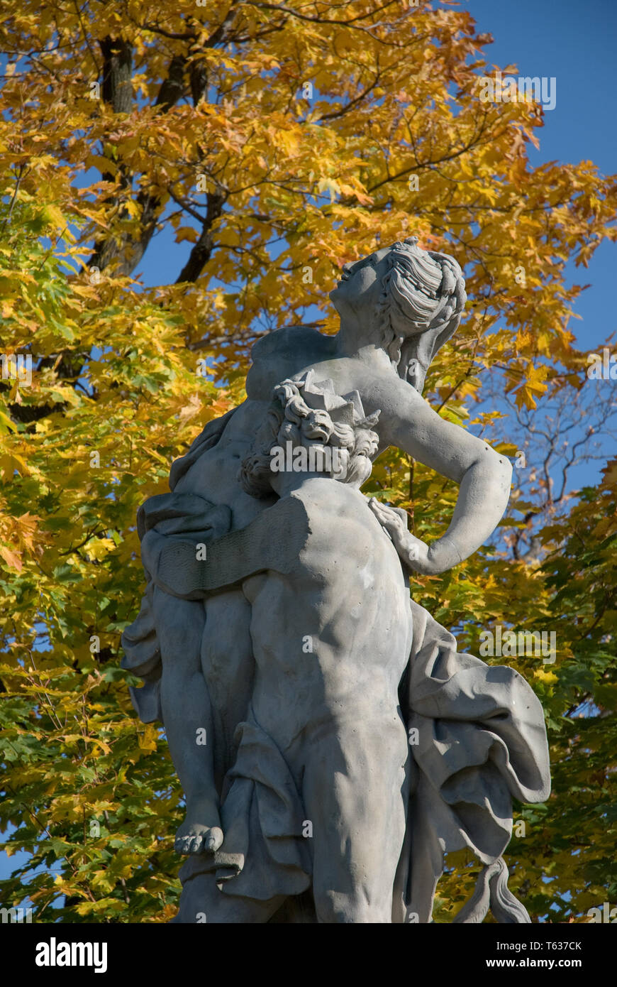 Schloss Ksiaz im Herbst - eine mythologische Figur Stockfoto