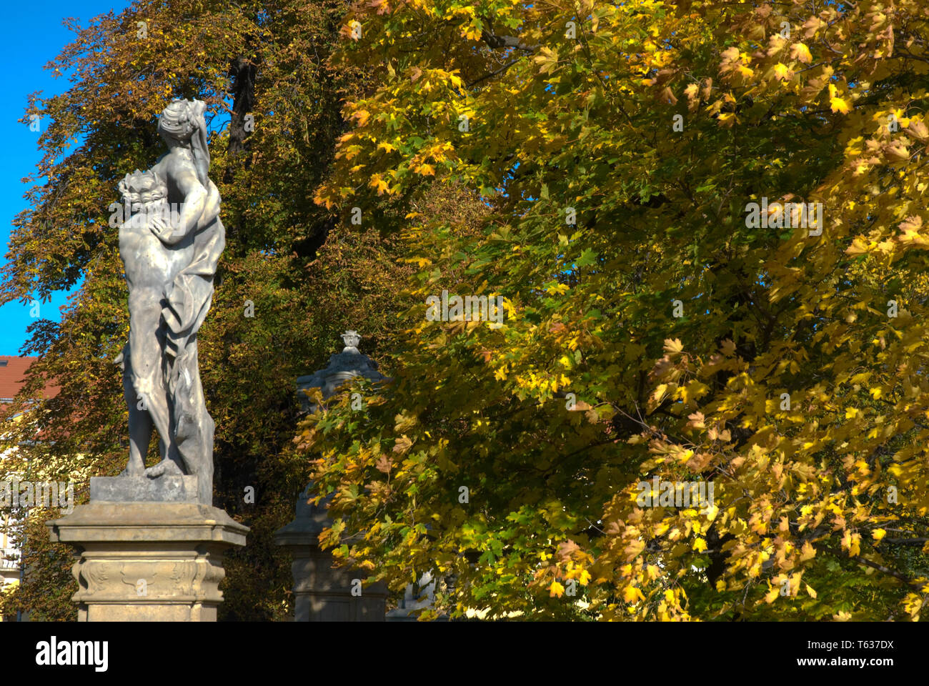 Schloss Ksiaz im Herbst - eine mythologische Figur Stockfoto