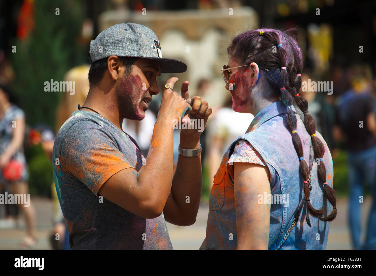 Charkiw, UKRAINE - 19. MAI 2018: glückliche Menschen feiern Holi Farbe festival. Indische Fest der Farben im Park in Charkow, Ukraine, 19. Mai 2018 Stockfoto