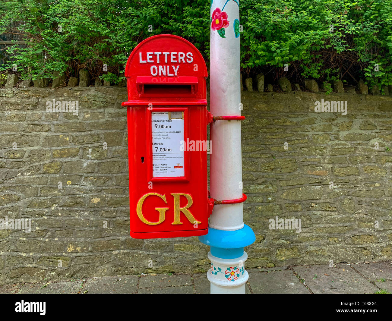 Ein Postfach auf einem Lamp Post-UK montiert Stockfoto