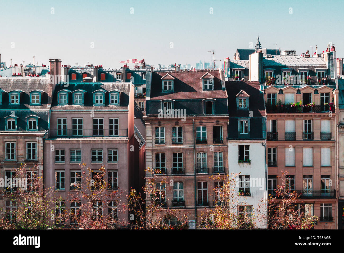 Bunte Pariser Gebäude in Paris, Frankreich Stockfoto