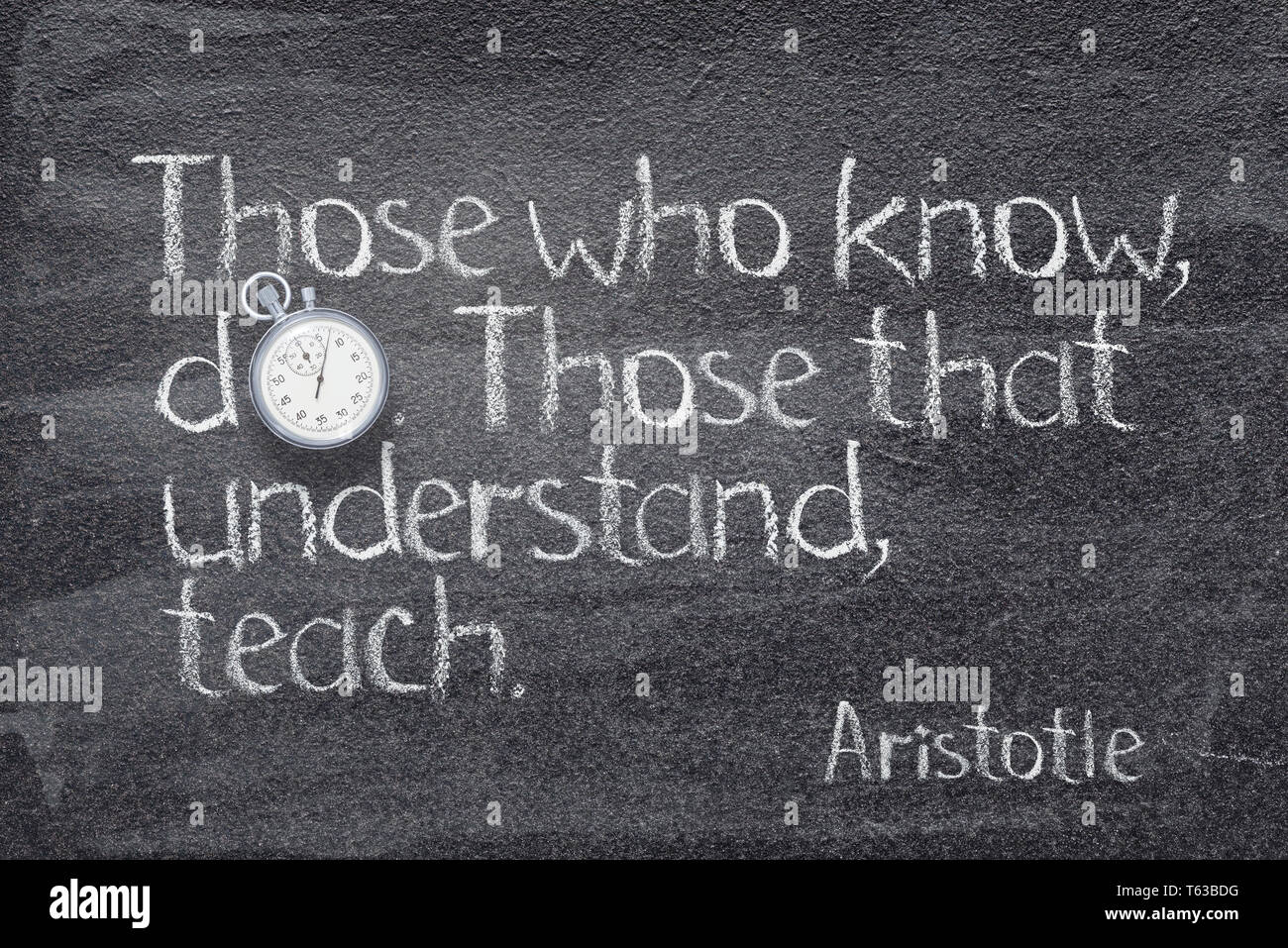 Diejenigen, die wissen, tun. Diejenigen, die verstehen, Teach-Zitat des antiken griechischen Philosophen Aristoteles auf Schiefertafel mit Vintage Stoppuhr geschrieben Stockfoto