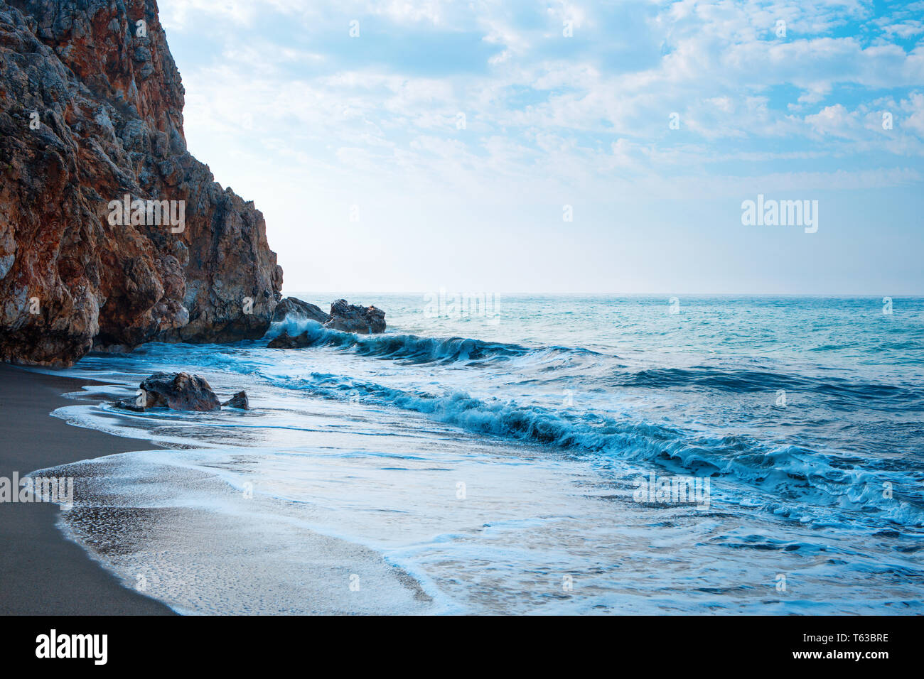 Sandstrand und soft Blue Ocean Wave mit weißer Schaum. Stockfoto