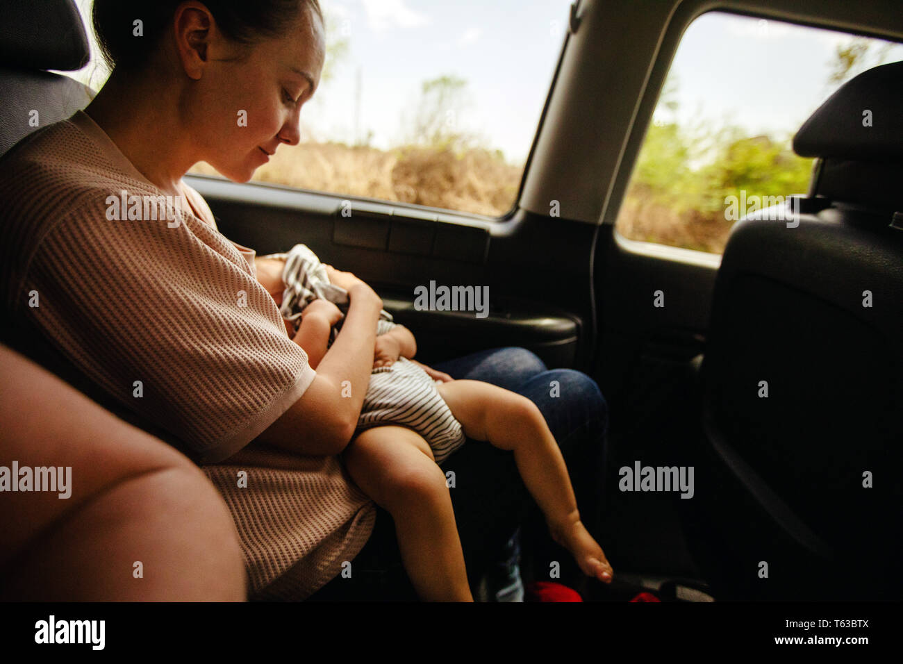 Mutter und Baby im Auto. Stockfoto