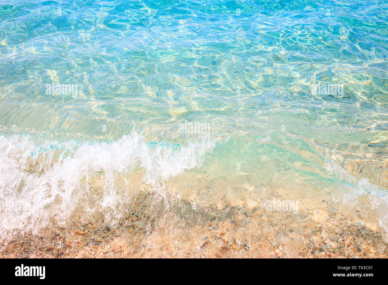 Das kristallklare türkisfarbene Wasser in der Nähe der Küste. Stockfoto