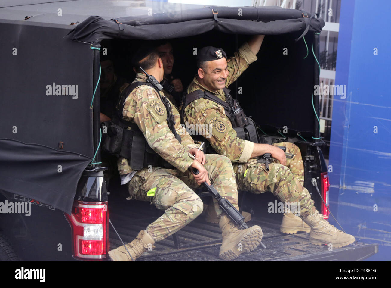 Beirut, Libanon - 9 April, 2019: bewaffneten libanesischen Soldaten reisen in eine Armee-LKW auf einer Straße von Beirut während des Tages. Stockfoto
