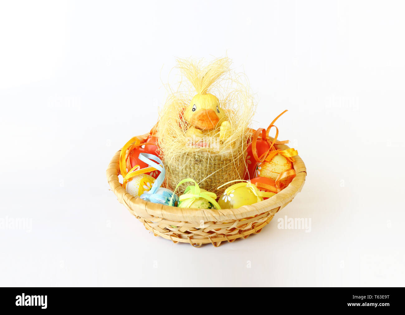 Oster-Deko mit kleinen Ente und Eiern auf weißem Hintergrund Stockfoto