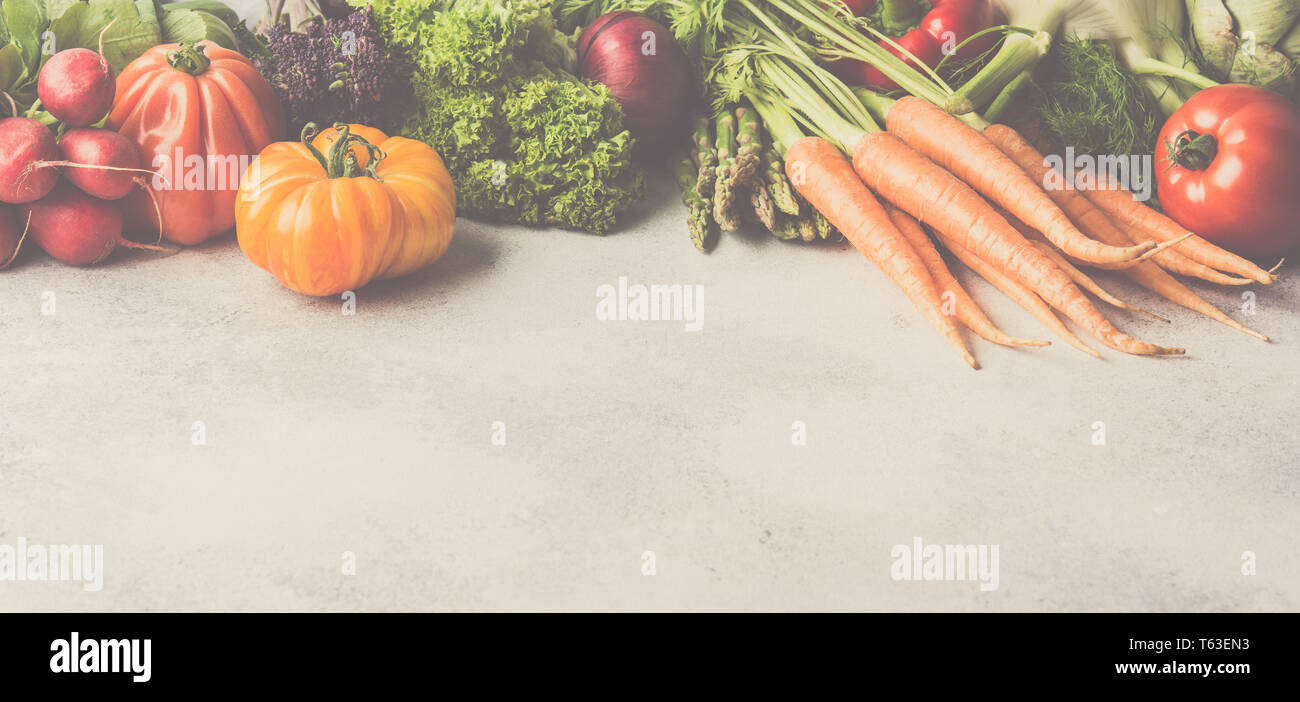 Frisches rohes Gemüse auf weißem Hintergrund, getönt, lange Foto Banner, kopieren Sie Platz für Text, selektiver Fokus Stockfoto
