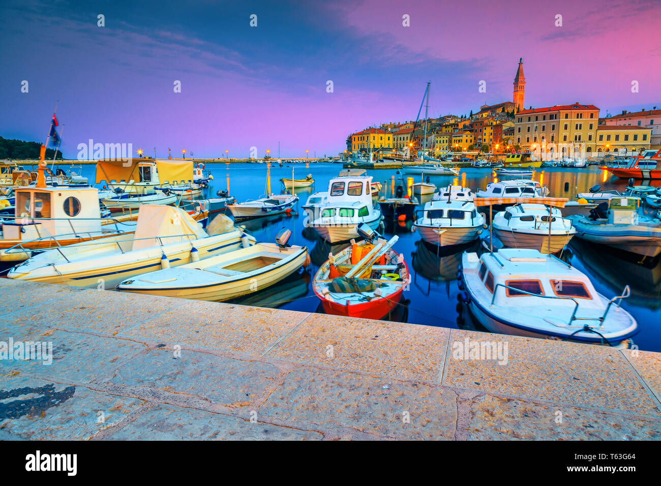Beliebte Reise- und Urlaubsziel. Atemberaubende Bunte sunrise mit fantastischen Marina und farbenfrohe Gebäude im Hintergrund, Rovinj, Istrien Penin Stockfoto