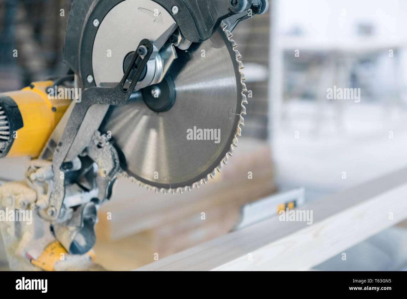 Kreissäge in der Produktion. Große Scheibe mit scharfen Zähnen Stockfoto