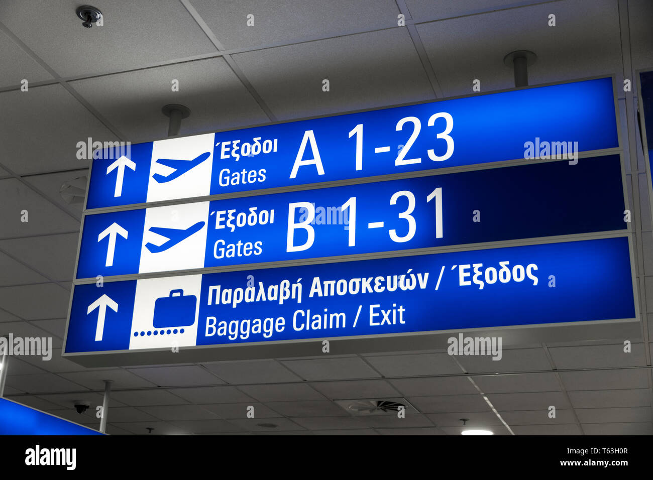 Athen, Griechenland. Ausfahrt, Gepäckausgabe und Tor Schilder an den Internationalen Athener Flughafen Eleftherios Venizelos ATH Stockfoto