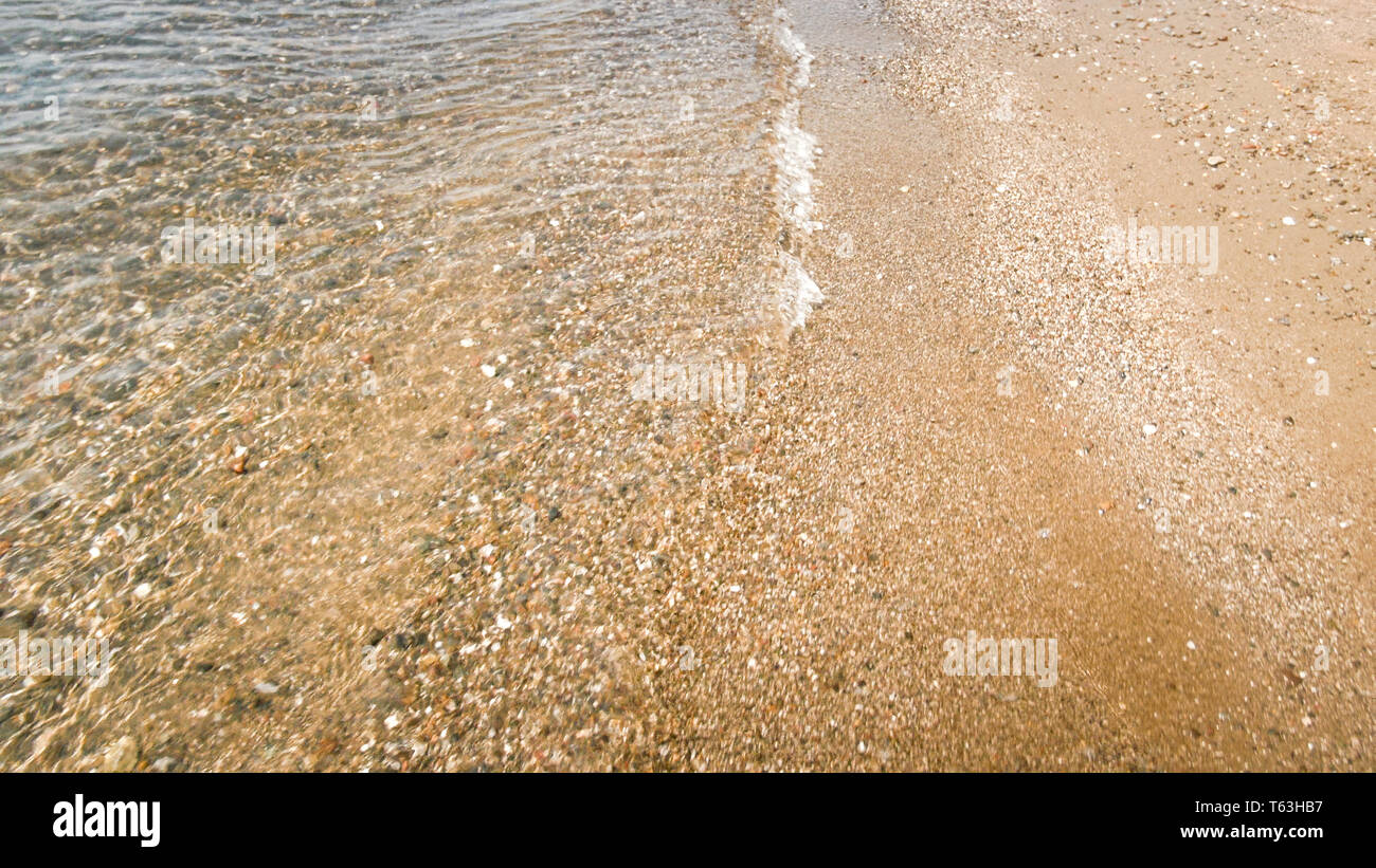 Makro Foto von ruhigen Meer und Sandstrand am sonnigen Tag Stockfoto