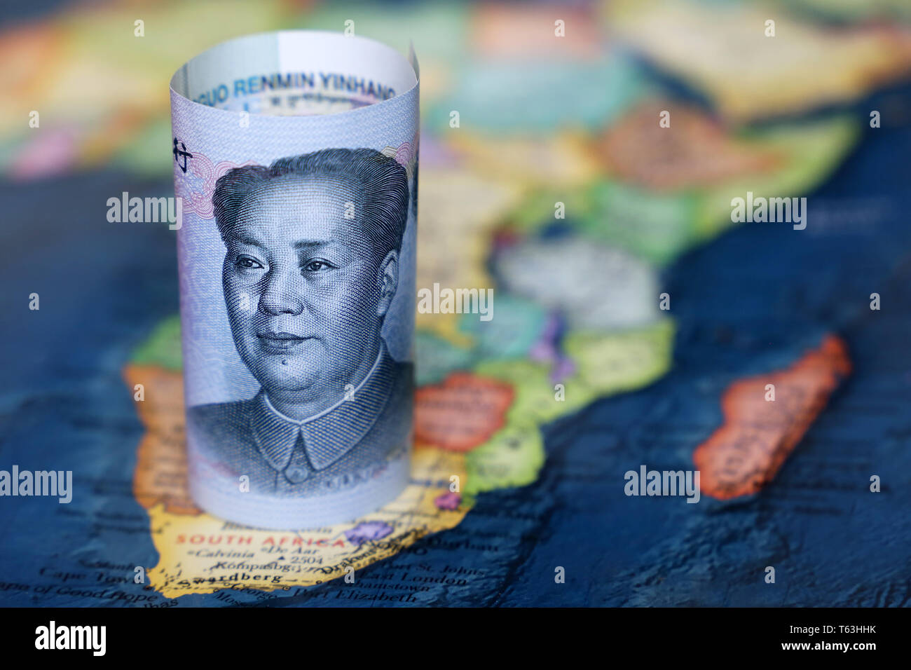 Chinese Yuan auf der Karte von Afrika kontinent. Der Handel zwischen China und den afrikanischen Ländern, Tourismus, Wirtschaft und Investitionen Stockfoto