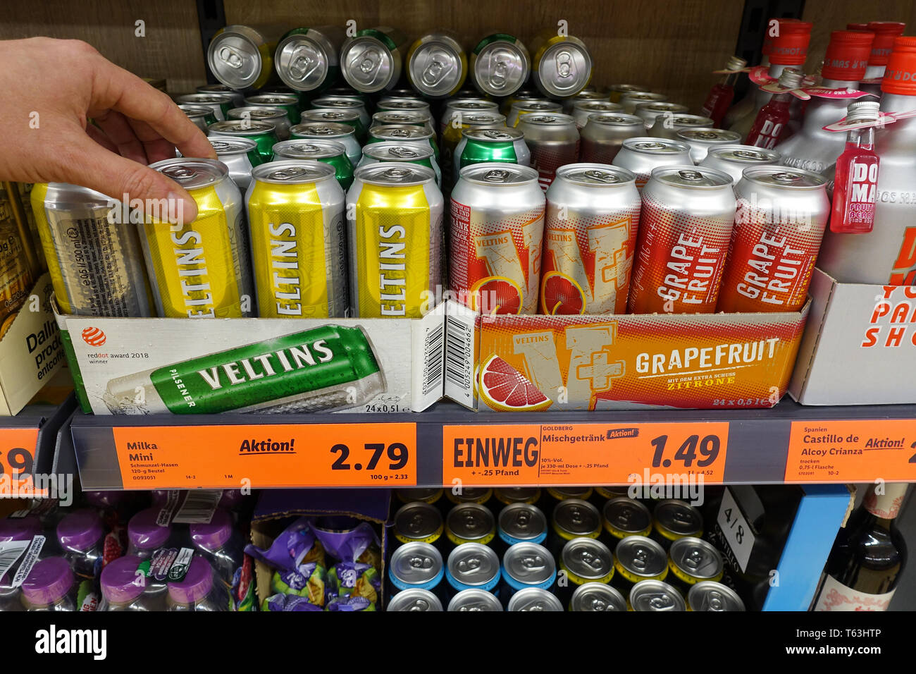 Dosen Radler mix Getränke in einem Geschäft Stockfoto