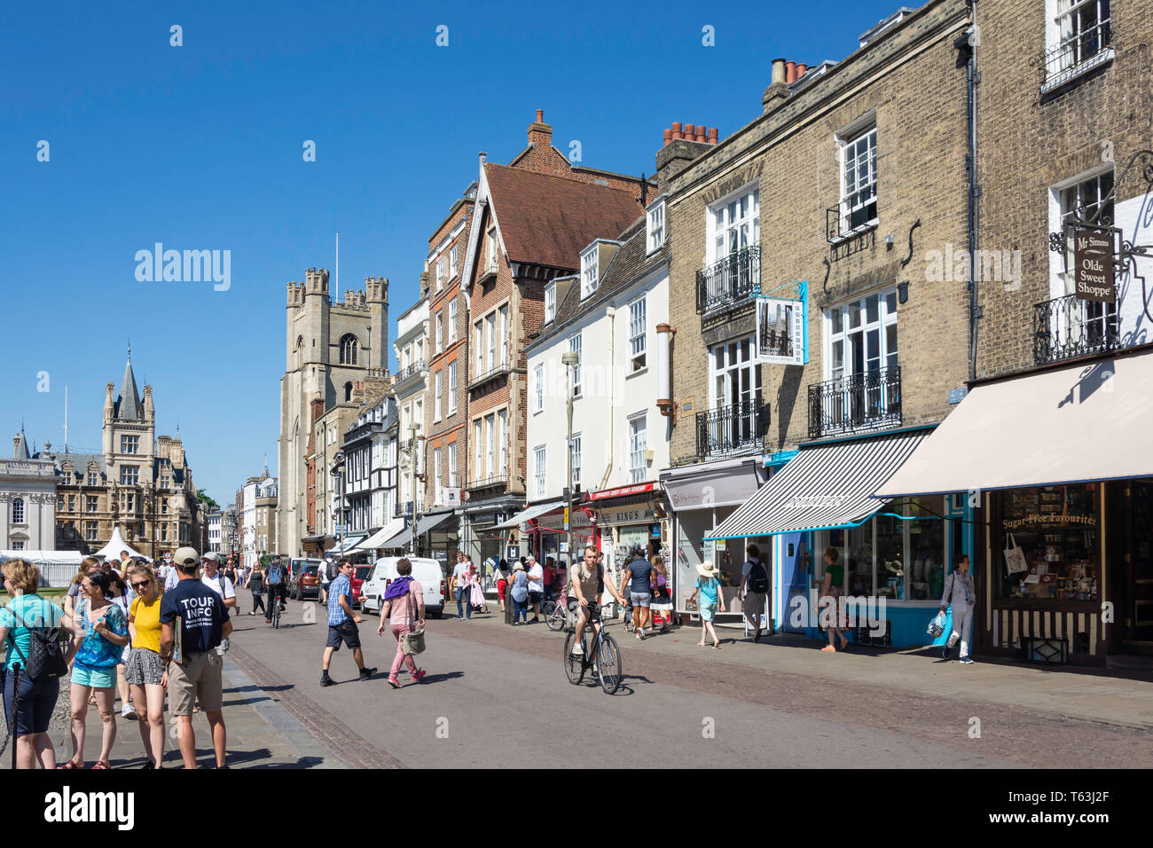 King's Parade zeigt grosse St Mary's Church, Cambridge, Cambridgeshire, England, Vereinigtes Königreich Stockfoto
