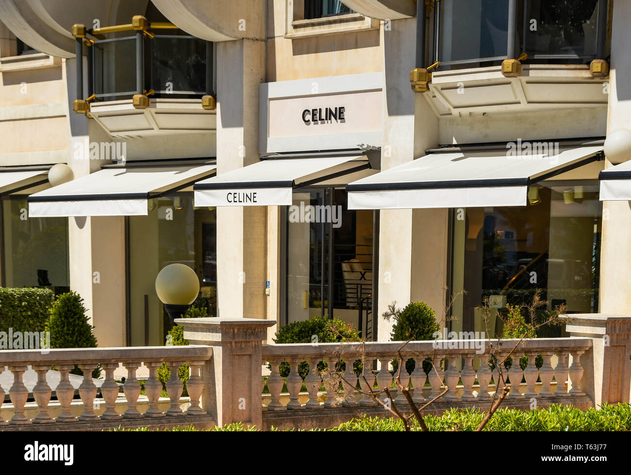 CANNES, Frankreich - April 2019: Außen auf der Vorderseite des Celine Store auf der Strandpromenade von Cannes. Stockfoto