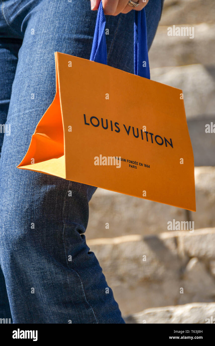 CANNES Frankreich April 2019 Person die einer Louis Vuitton Tasche nach dem Kauf im Laden an der Strandpromenade von Cannes Stockfotografie Alamy