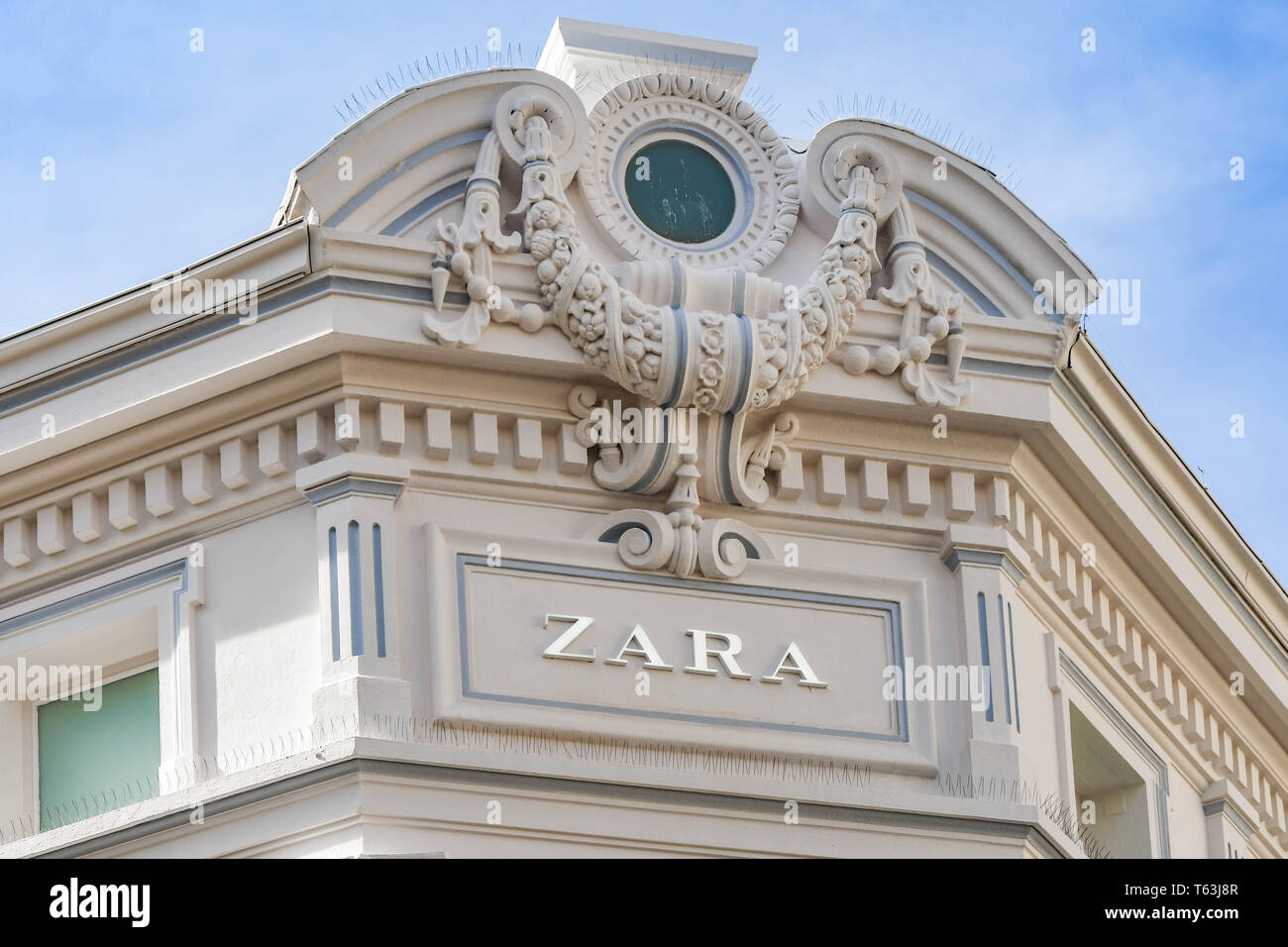 CANNES, Frankreich - April 2019: Äußere der Niederlassung von Zara in  Cannes. Zara ist ein schnell Spanisch Modehaus Stockfotografie - Alamy