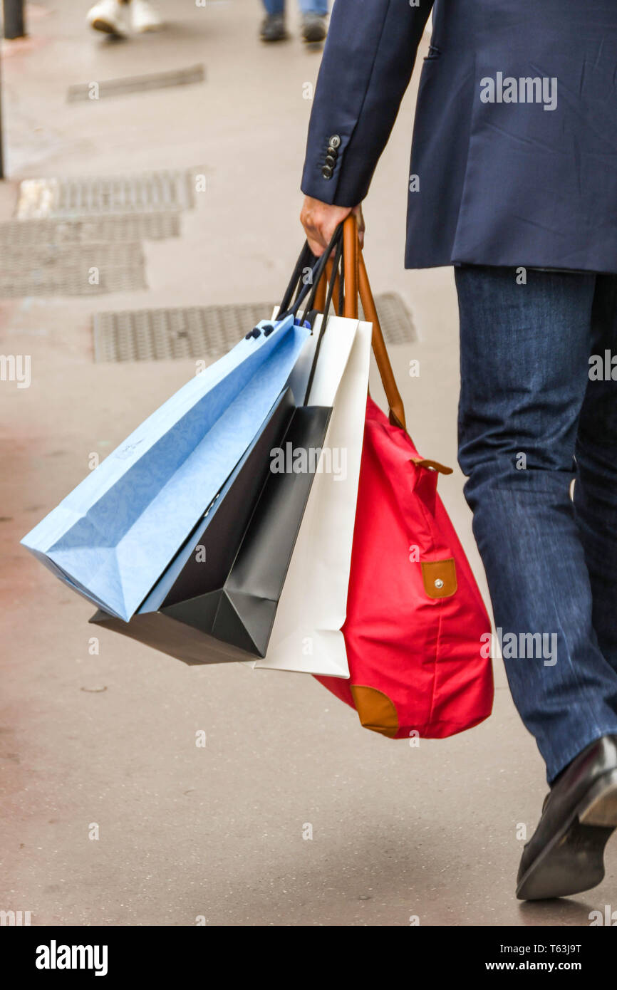 CANNES, Frankreich - April 2019: Person mit Tragetaschen nach dem Kauf waren in Cannes Stadtzentrum. Stockfoto