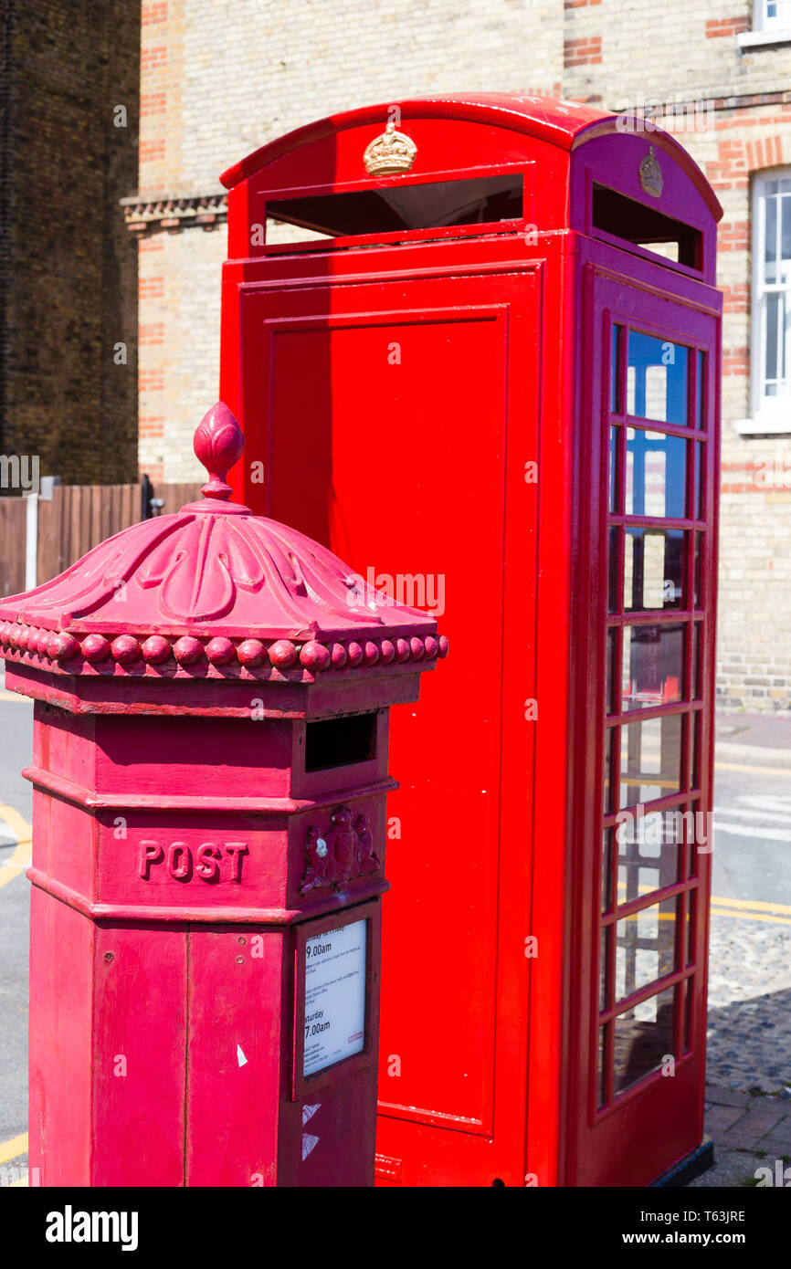 Cranbrook, Kent, Großbritannien. Eine alte Post Box und dis-verwendet Telefonzelle stehen auf Chandos Square. Stockfoto