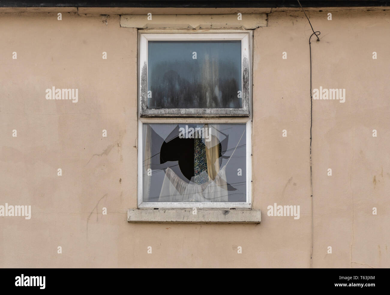 Hausfassade mit einem gebrochenen Fenster Glas im Rahmen, 2019 in der Stadt Southampton, England, Großbritannien Stockfoto