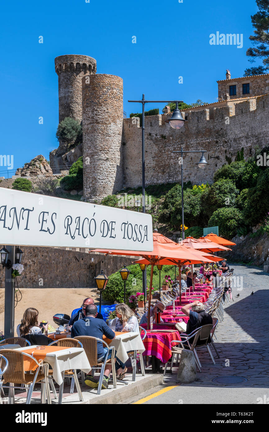 Café im Freien mit Touristen an den Tischen sitzen, Tossa de Mar, Katalonien, Spanien Stockfoto