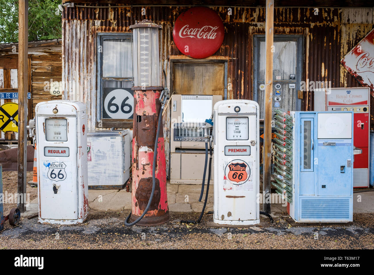 Route 66 Tankstelle Pumpen auf eine historische General Store in Hackberry, Arizona, USA Stockfoto