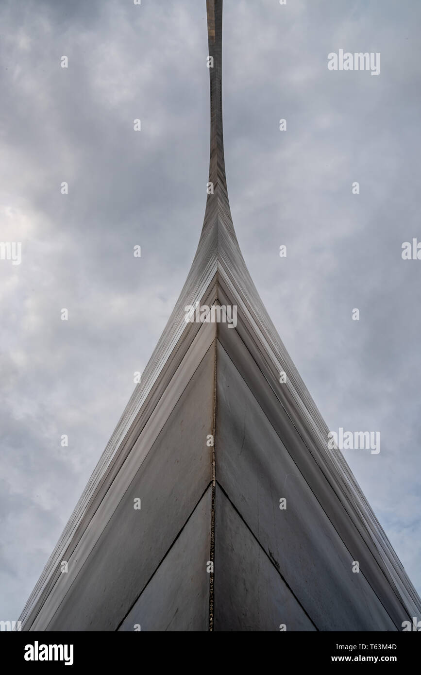 St. Louis, USA: 12. Juni 2018: Graustufen von dünnen Bein der Gateway Arch Bild vertikal Stockfoto