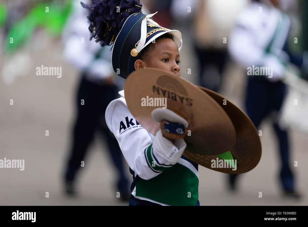 New Orleans, Louisiana, USA - 23. Februar 2019: Mardi Gras Parade, Mitglieder der Akili Akademie bei der Parade Stockfoto