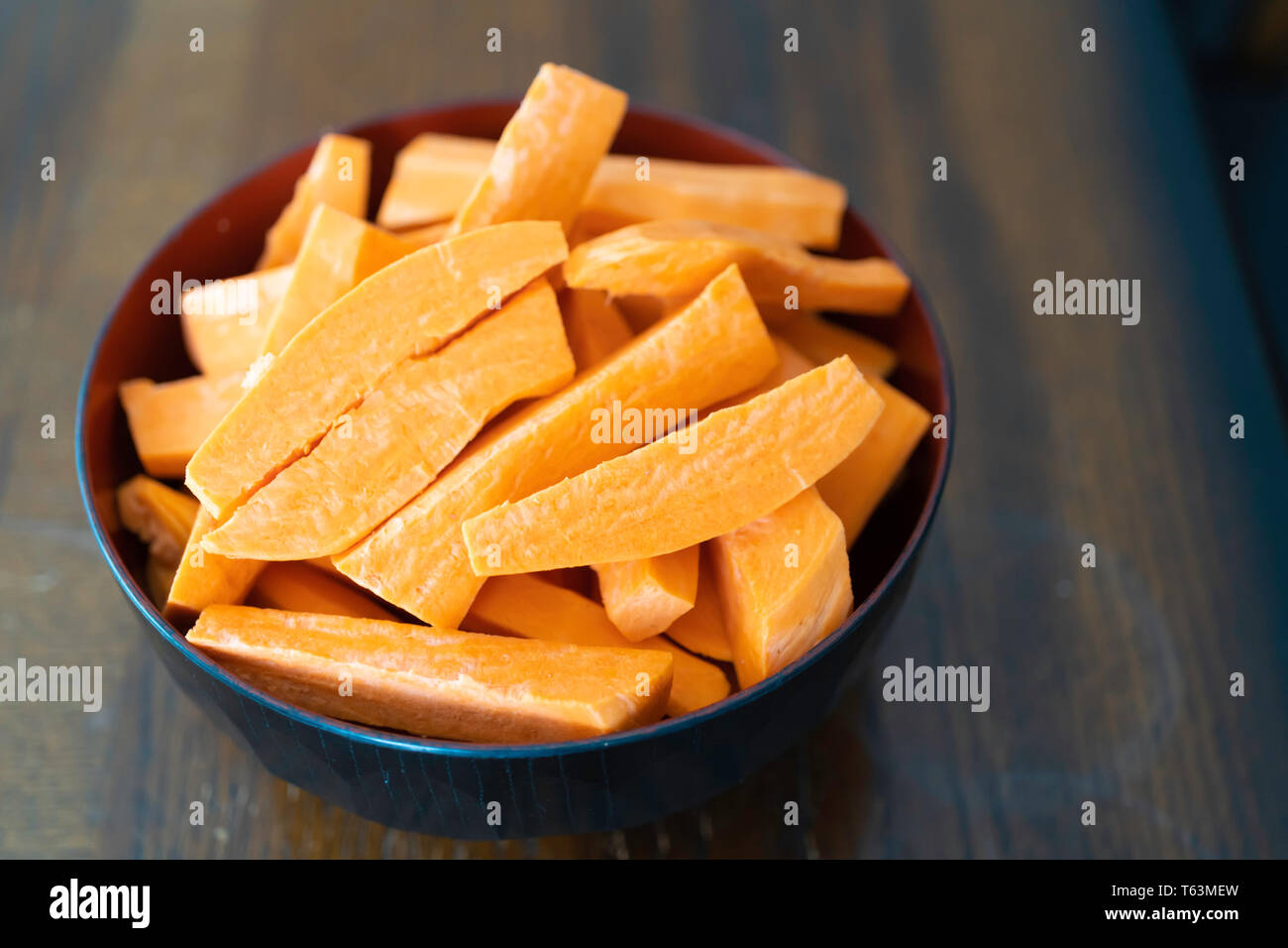 Scheiben Rohe Frische Susse Kartoffeln Fertig Zu Kochen Stockfoto