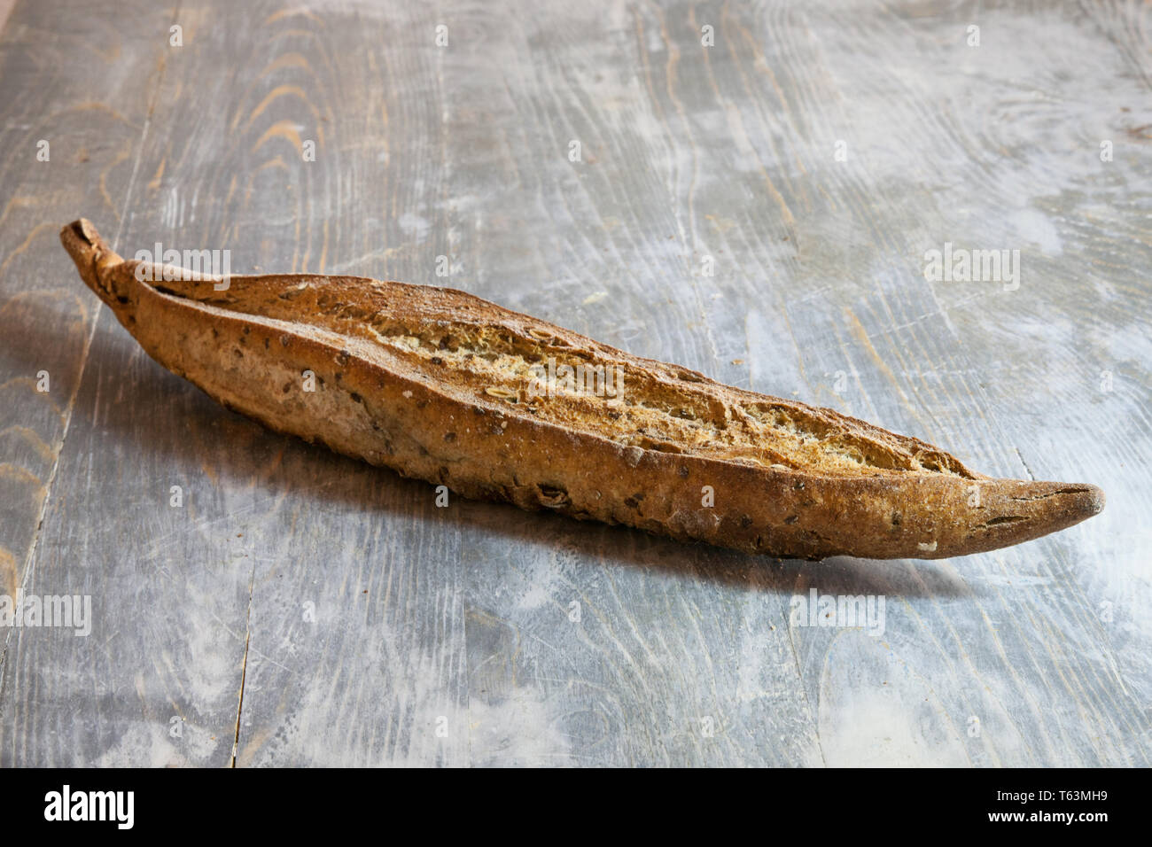 Traditionelle französische Baguette, eine ficelle Wellenart, eine dünne ... Traditionelle französische Baguette, eine ficelle Wellenart, eine dünne ...