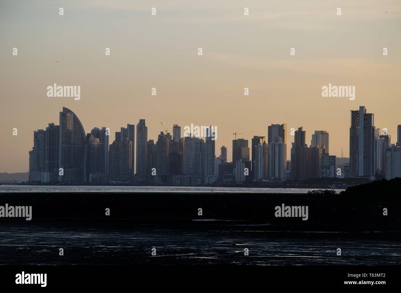 Panama City Skyline von Costa del Este gesehen Stockfoto