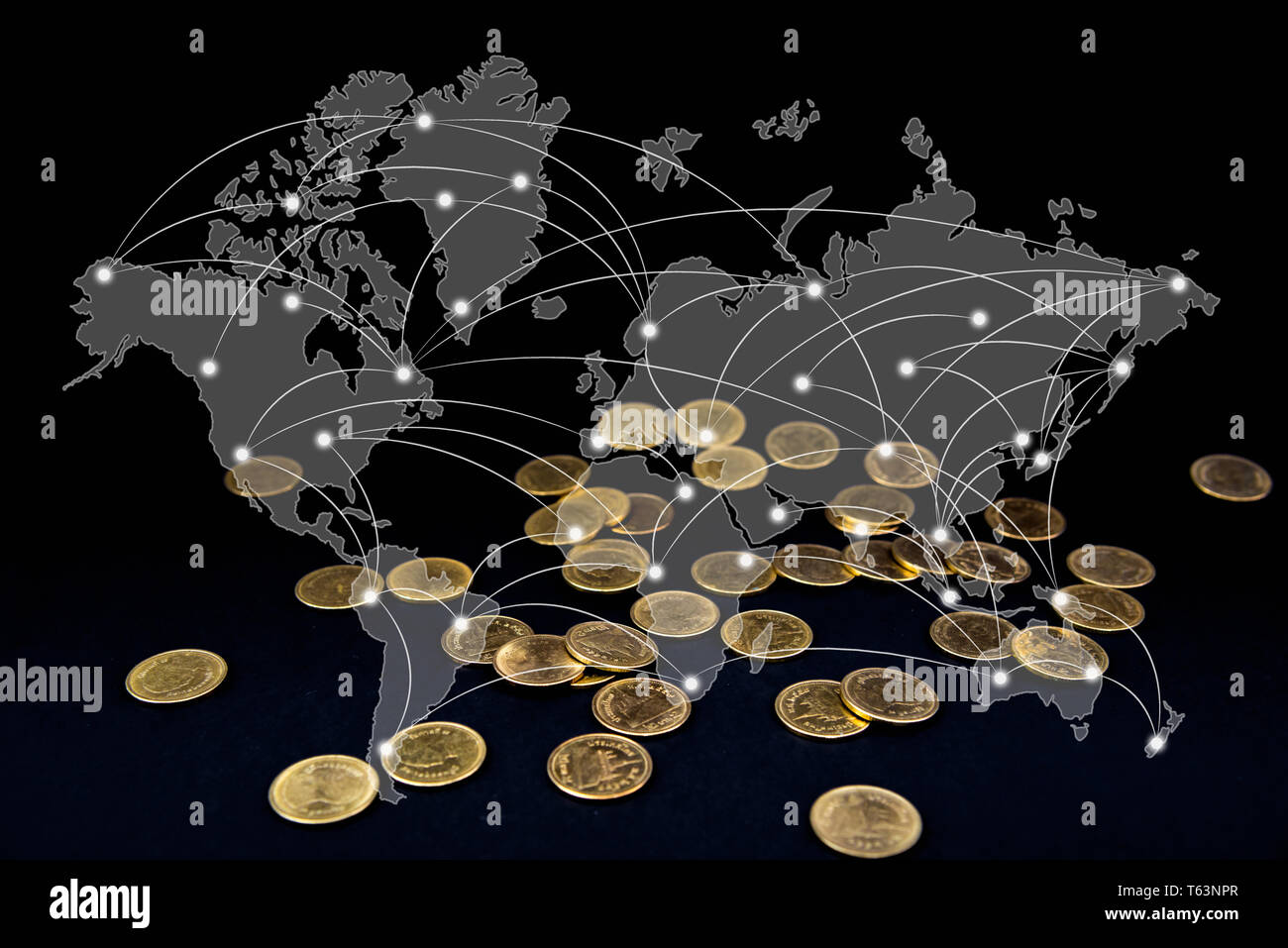 Double Exposure der fallenden Goldmünzen Geld in dunklen Hintergrund mit Weltkarte und das globale Netzwerk Business Konzept Idee, Element von der NASA. Stockfoto