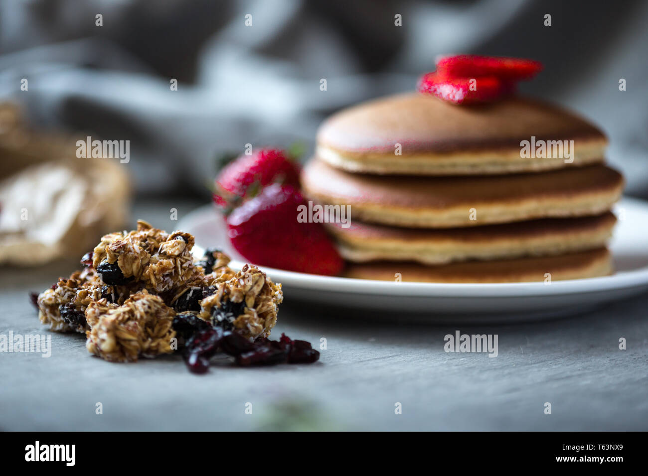 Foto trendige asiatische Lebensmittel fluffy Pancake, Japan Pfannkuchen, souffle Pfannkuchen mit Sirup und Erdbeere für Menü, Web oder App. Stockfoto