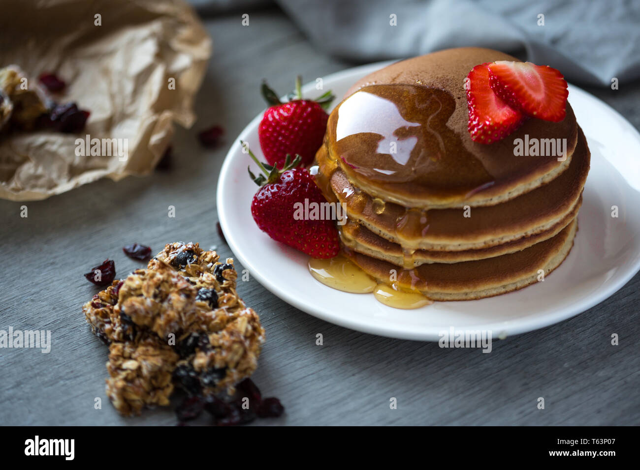 Foto trendige asiatische Lebensmittel fluffy Pancake, Japan Pfannkuchen, souffle Pfannkuchen mit Sirup und Erdbeere für Menü, Web oder App. Stockfoto