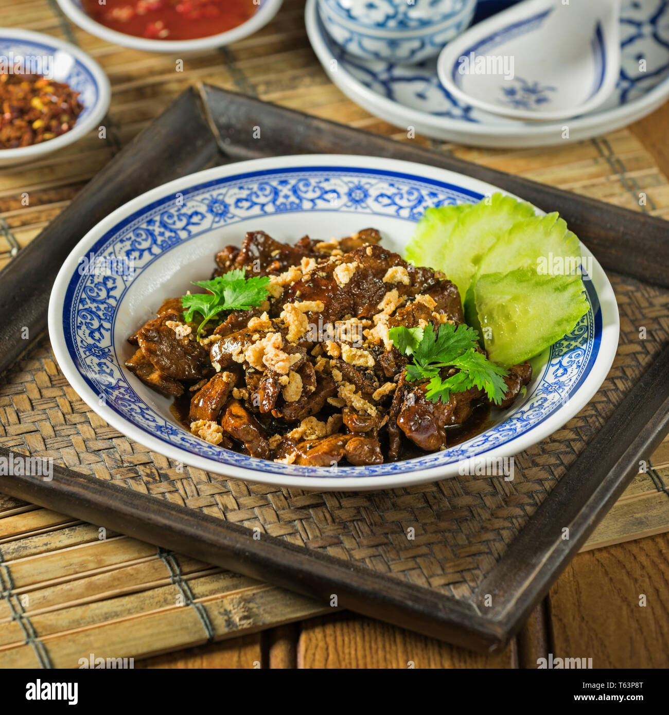 Thai gebratenes Schweinefleisch mit Knoblauch. Moo Tod gratiem. Thailand Essen Stockfoto