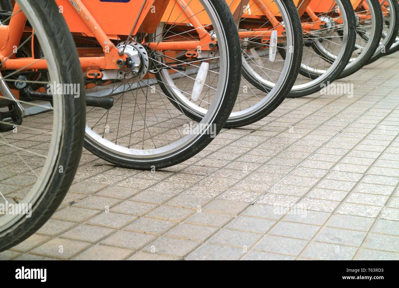 Reihe von Fahrrad Räder auf dem Bürgersteig in der Innenstadt von Santiago, Chile Stockfoto