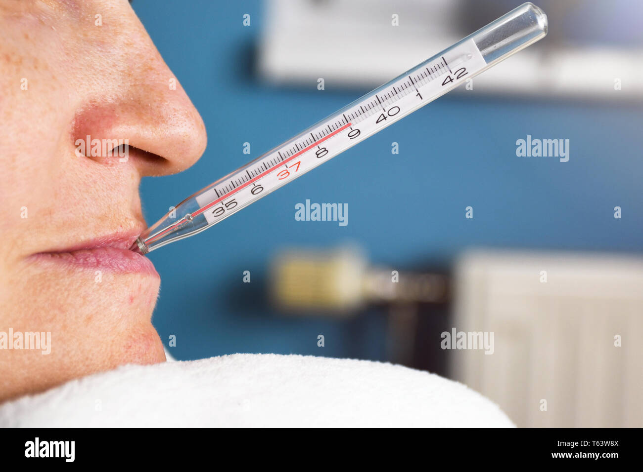 Nahaufnahme von Krank mit Grippe und Thermometer in den Mund die Messung der Körpertemperatur bis 39 Grad Celsius Stockfoto